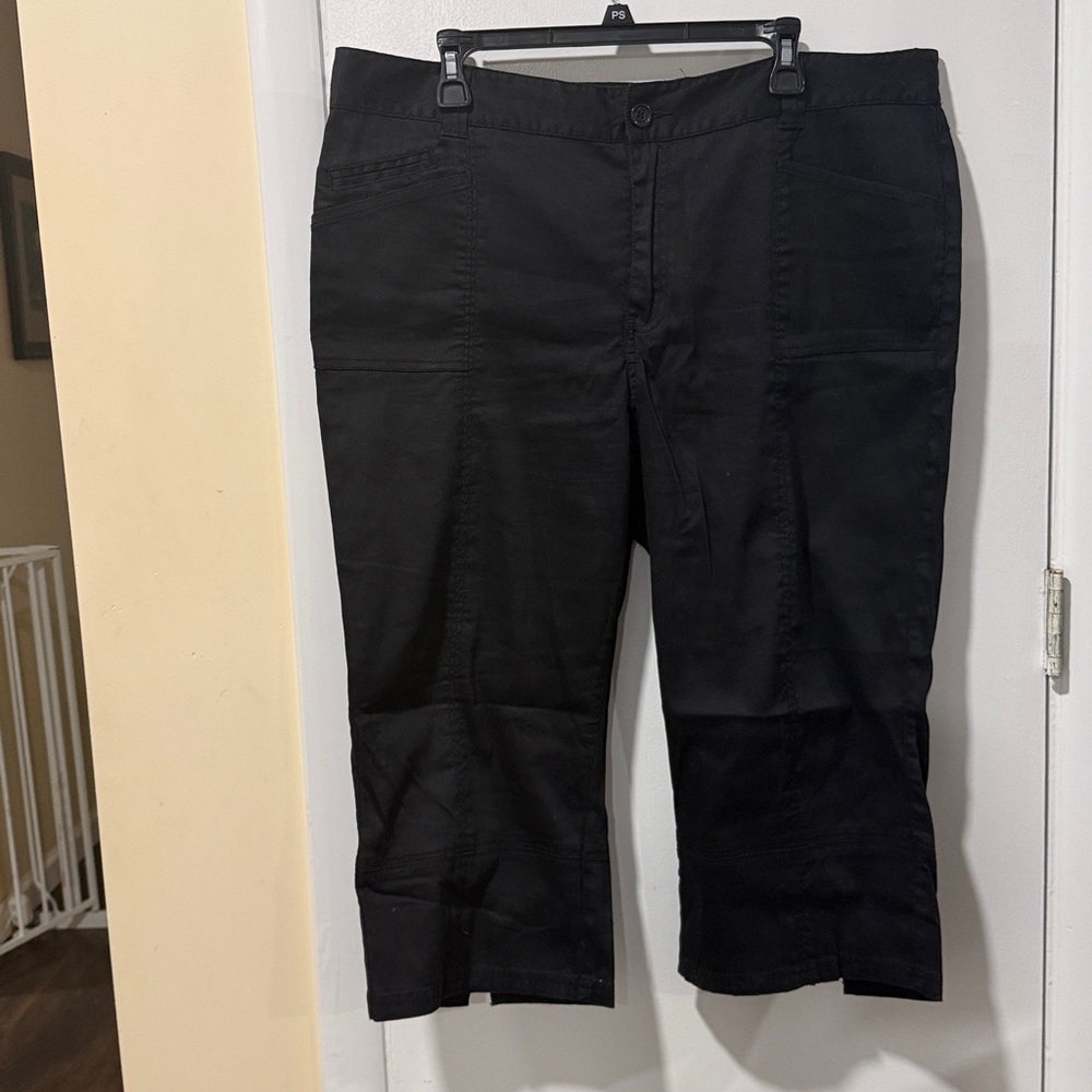 Venezia Black Capris Pants